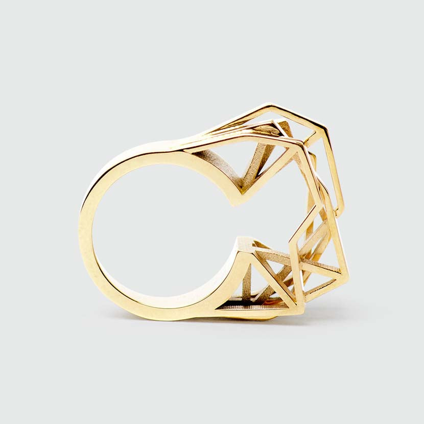 Modern engagement ring in solid gold.