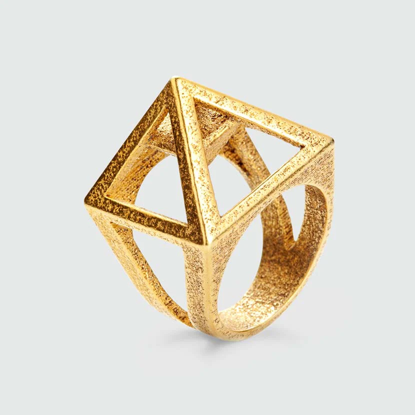 Ring aus Gold mit pyramidenförmigem Ringkopf, hergestellt im 3D-Druck
