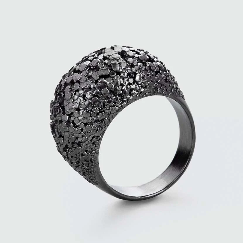 Parametrischer Ring mit Kristallstruktur, schwarz rhodiniert, digitales Schmuckdesign von RADIAN