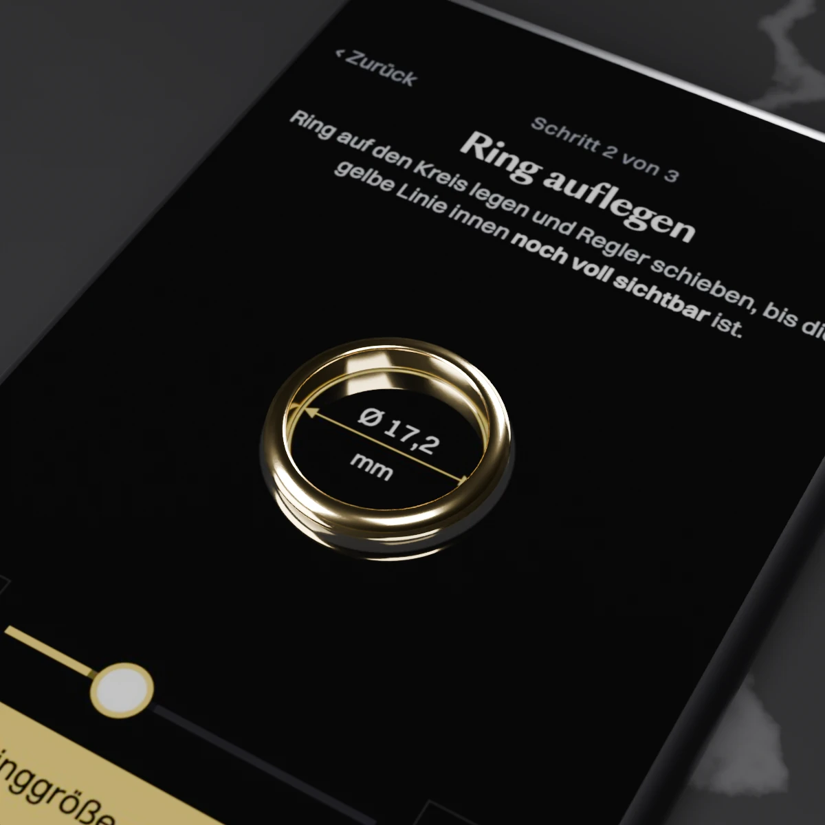 Goldring liegt auf einem Smartphone mit gelbem Messkreis: Ringgröße online messen